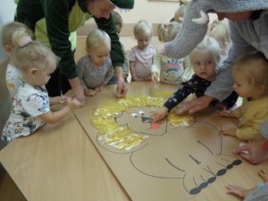 W Światowym Dniu Zwierząt , w naszym żłobku odbyły się zajęcia, podczas których dzieci przypominały sobie jakie znają zwierzątka. Nasze maluszki doskonale znają odgłosy małych i dużych zwierząt. Wspólnie wykonały pracę plastyczną, którą można obejrzeć w naszym holu żłobkowym.