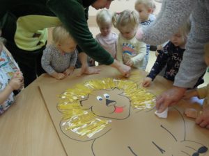 W Światowym Dniu Zwierząt , w naszym żłobku odbyły się zajęcia, podczas których dzieci przypominały sobie jakie znają zwierzątka. Nasze maluszki doskonale znają odgłosy małych i dużych zwierząt. Wspólnie wykonały pracę plastyczną, którą można obejrzeć w naszym holu żłobkowym.