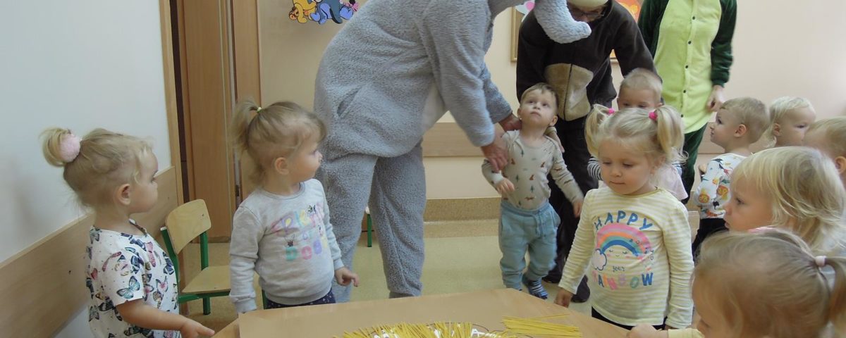 W Światowym Dniu Zwierząt , w naszym żłobku odbyły się zajęcia, podczas których dzieci przypominały sobie jakie znają zwierzątka. Nasze maluszki doskonale znają odgłosy małych i dużych zwierząt. Wspólnie wykonały pracę plastyczną, którą można obejrzeć w naszym holu żłobkowym.