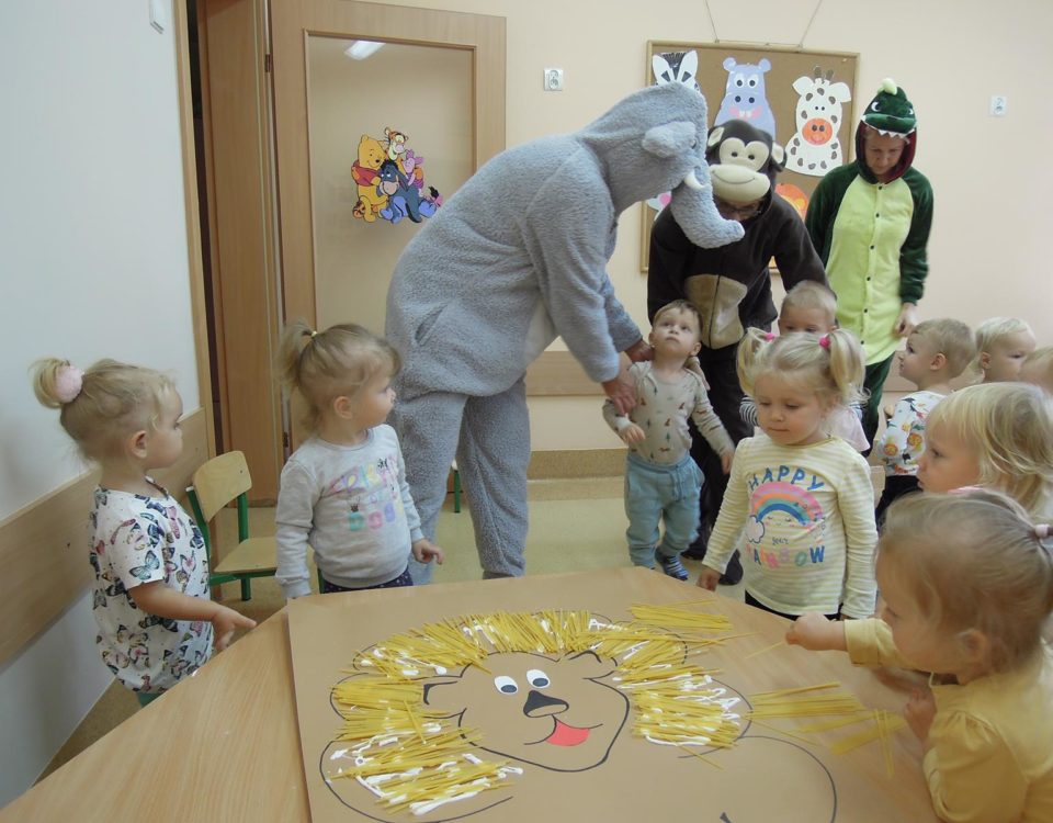 W Światowym Dniu Zwierząt , w naszym żłobku odbyły się zajęcia, podczas których dzieci przypominały sobie jakie znają zwierzątka. Nasze maluszki doskonale znają odgłosy małych i dużych zwierząt. Wspólnie wykonały pracę plastyczną, którą można obejrzeć w naszym holu żłobkowym.