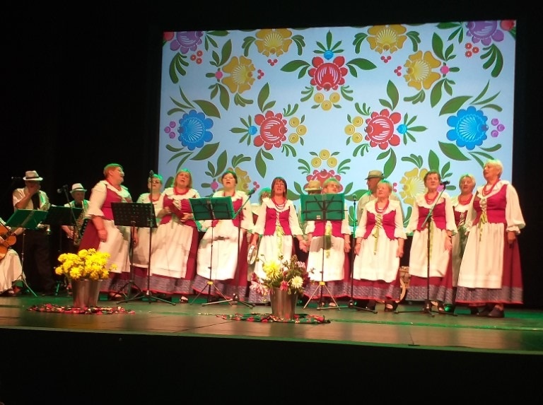 29 lipca br. w Centrum Kultury „Muza” w Lubinie przy współpracy ze Stowarzyszeniem Seniorów„Trzeci Wiek” zorganizowaliśmy III Festiwal pn. „Ludowo i Radośnie”. Brało w nim udział 11 zespołów ludowych z Dolnego Śląska („Swojacy”, „Serbowiacy”, „Przyjaciółki z Niedźwiedzic”, „Cichowodzianie”, „Dzierżoniowskie Wrzosy”, „Osieczanki”, „Radośni”, „Sasanka”, „Zbytowianki”, „Chaber”, „Hosadyna od Lubina”). Festiwal odbył się w ramach projektu „Organizacja Imprez Międzypokoleniowych” dofinansowanego przez Gminę Miejską Lubin. Podczas spotkania panowała istnie folkowa atmosfera, widoczny był również międzypokoleniowy akcent festiwalu, co jest nieodłącznym potwierdzeniem tezy, że „muzyka łączy pokolenia i łagodzi obyczaje”. Dziękujemy zespołom oraz publiczności, a także wszystkim osobom i instytucjom, które włączyły się w realizację tego projektu.