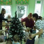 ,,Krasnale'' ubierają choinkę