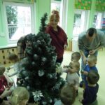 ,,Krasnale'' ubierają choinkę