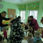 ,,Krasnale'' ubierają choinkę