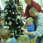 ,,Krasnale'' ubierają choinkę