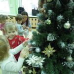 ,,Krasnale'' ubierają choinkę