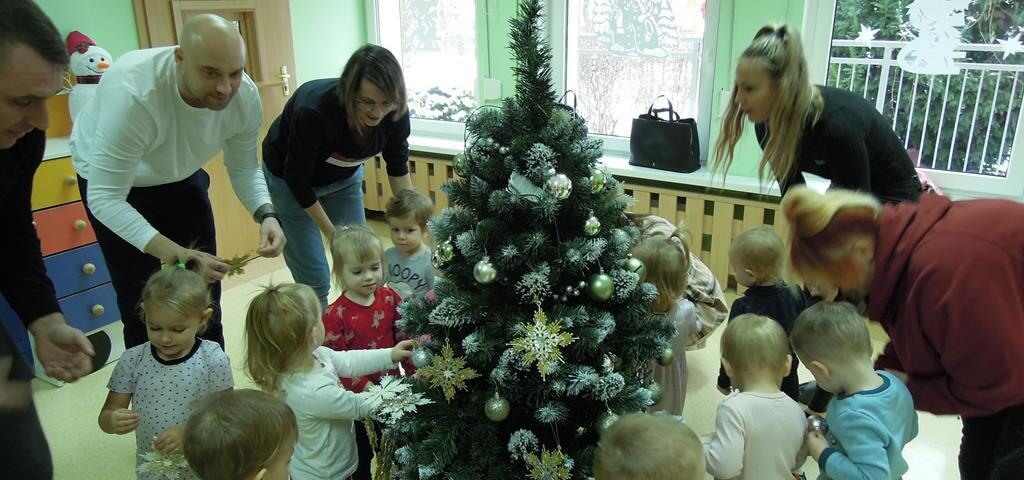 ,,Krasnale'' ubierają choinkę