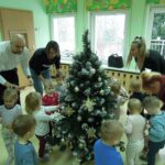 ,,Krasnale'' ubierają choinkę