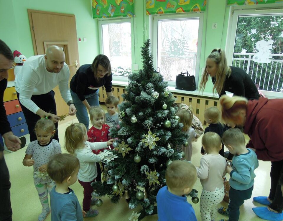 ,,Krasnale'' ubierają choinkę