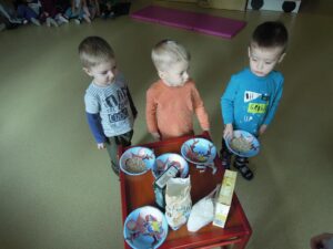 Karmnik dla ptaszków - praca plastyczna