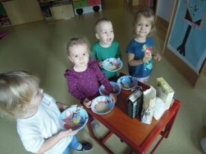 Karmnik dla ptaszków - praca plastyczna