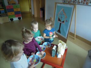 Karmnik dla ptaszków - praca plastyczna