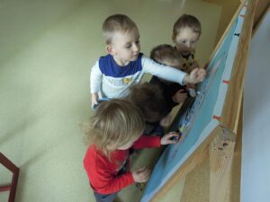 Karmnik dla ptaszków - praca plastyczna