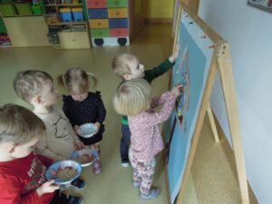 Karmnik dla ptaszków - praca plastyczna